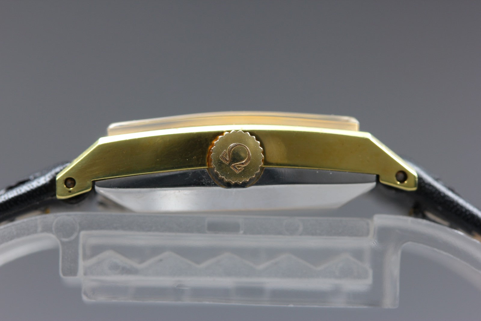 1969 Near MINT OMEGA De Ville 19mm 551.024 Automatic Gold Dial Women's Vintage