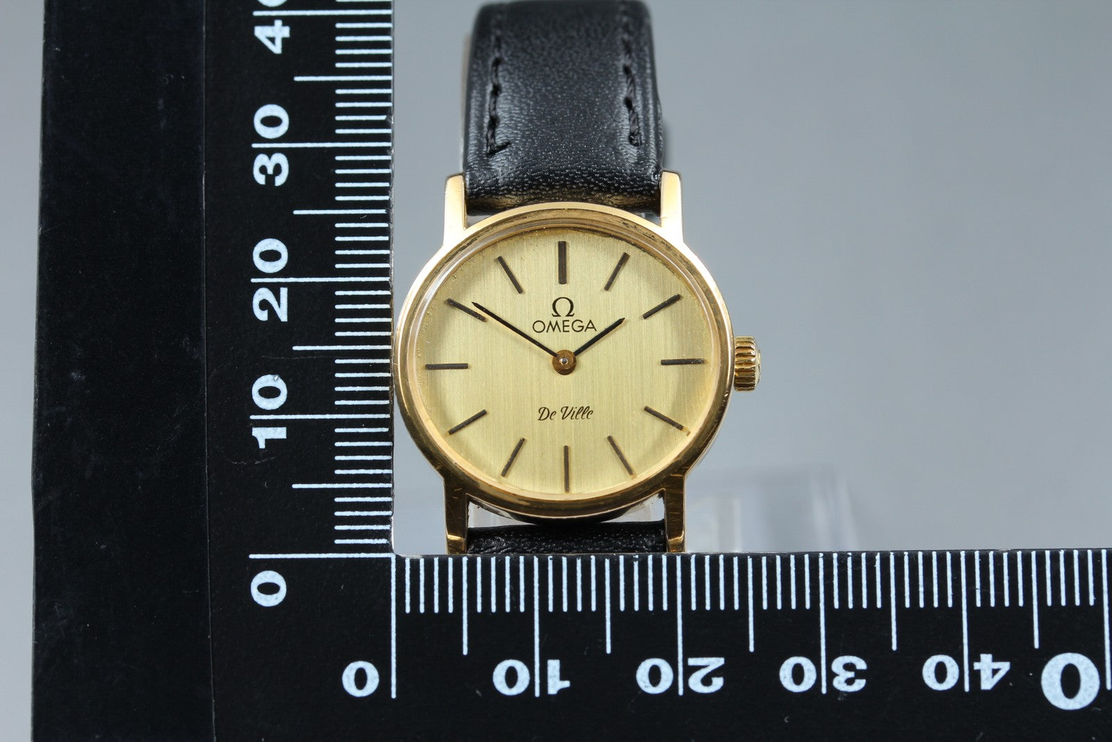1978 Near MINT/Box OMEGA De Ville 24mm 511.0508 Manual Gold Dial Women's Vintage