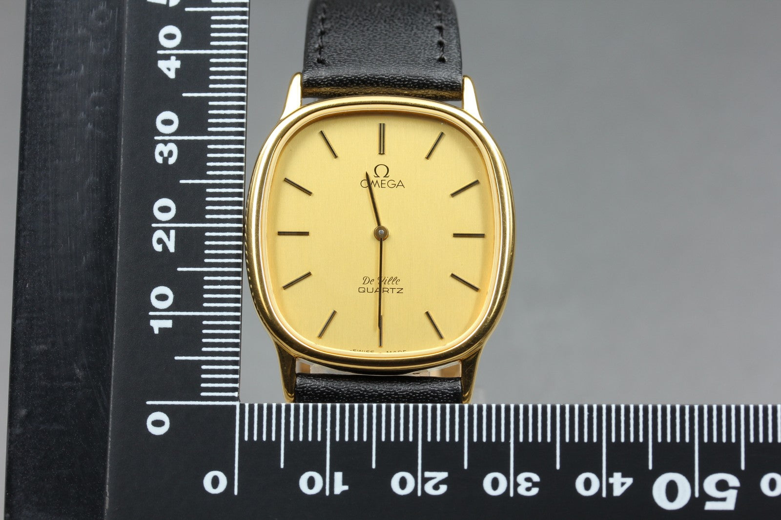 1984 Near MINT OMEGA De Ville 30mm 191.0132.1 Quartz Gold Dial Men's Vintage
