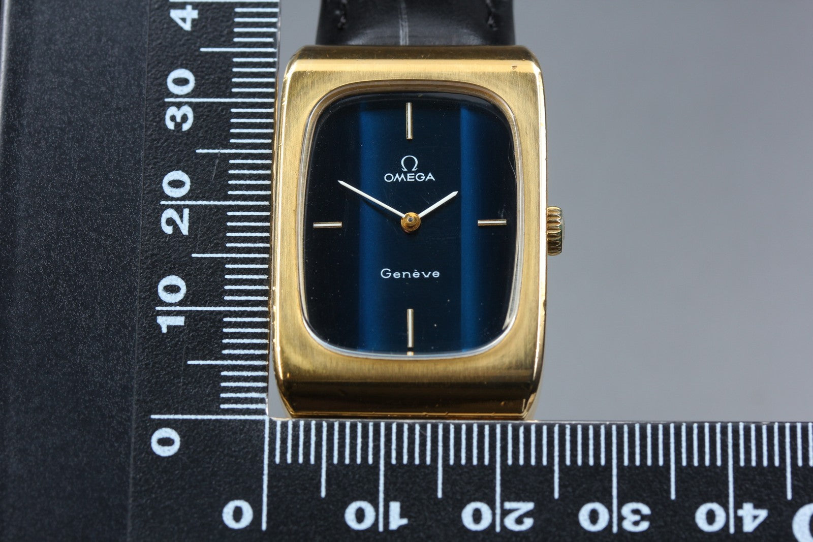 1975 Near MINT OMEGA Geneve 24mm 511.0469 Manual Wind Navy Dial Unisex Vintage
