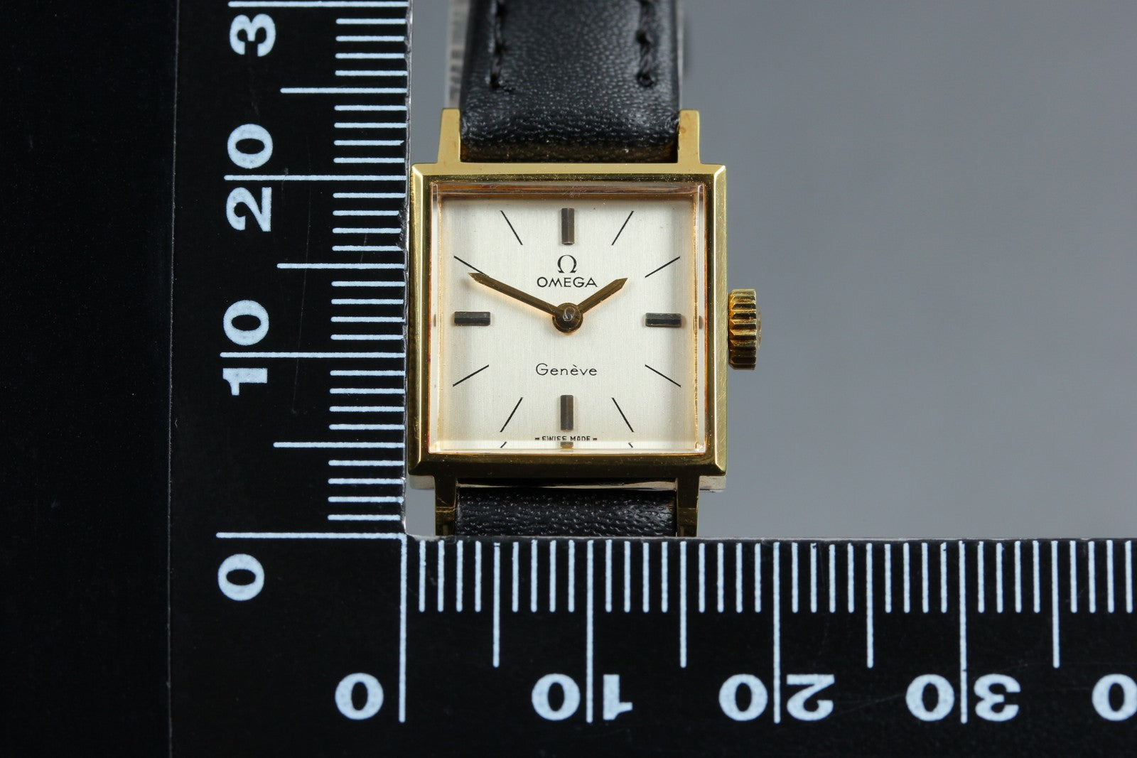 1969 Near MINT OMEGA Geneve 17mm 511.321 Manual Champagne Dial Women's Vintage