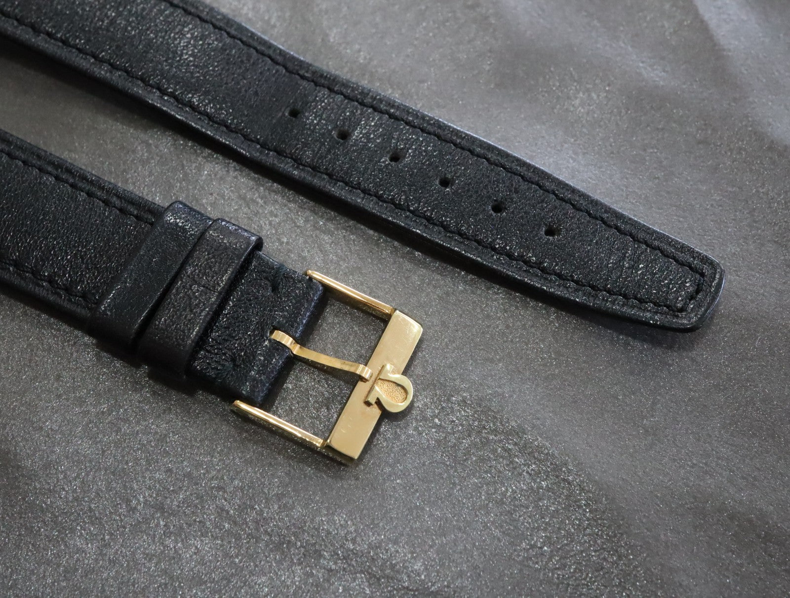 Near MINT OMEGA Genuine Black Leather Strap 19mm Gold Buckle Vintage #2354-2