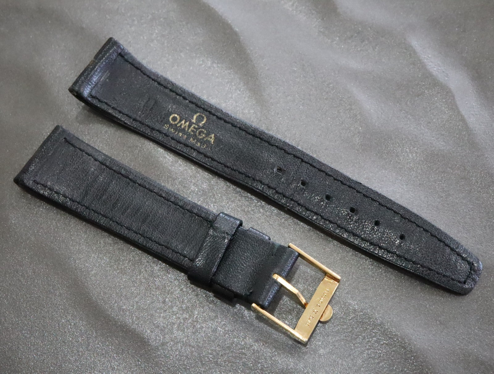 Near MINT OMEGA Genuine Black Leather Strap 19mm Gold Buckle Vintage #2354-2