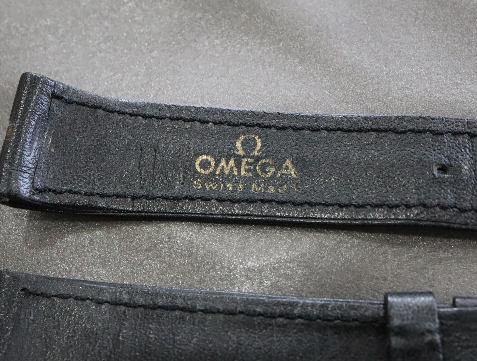 Near MINT OMEGA Genuine Black Leather Strap 19mm Gold Buckle Vintage #2354-2