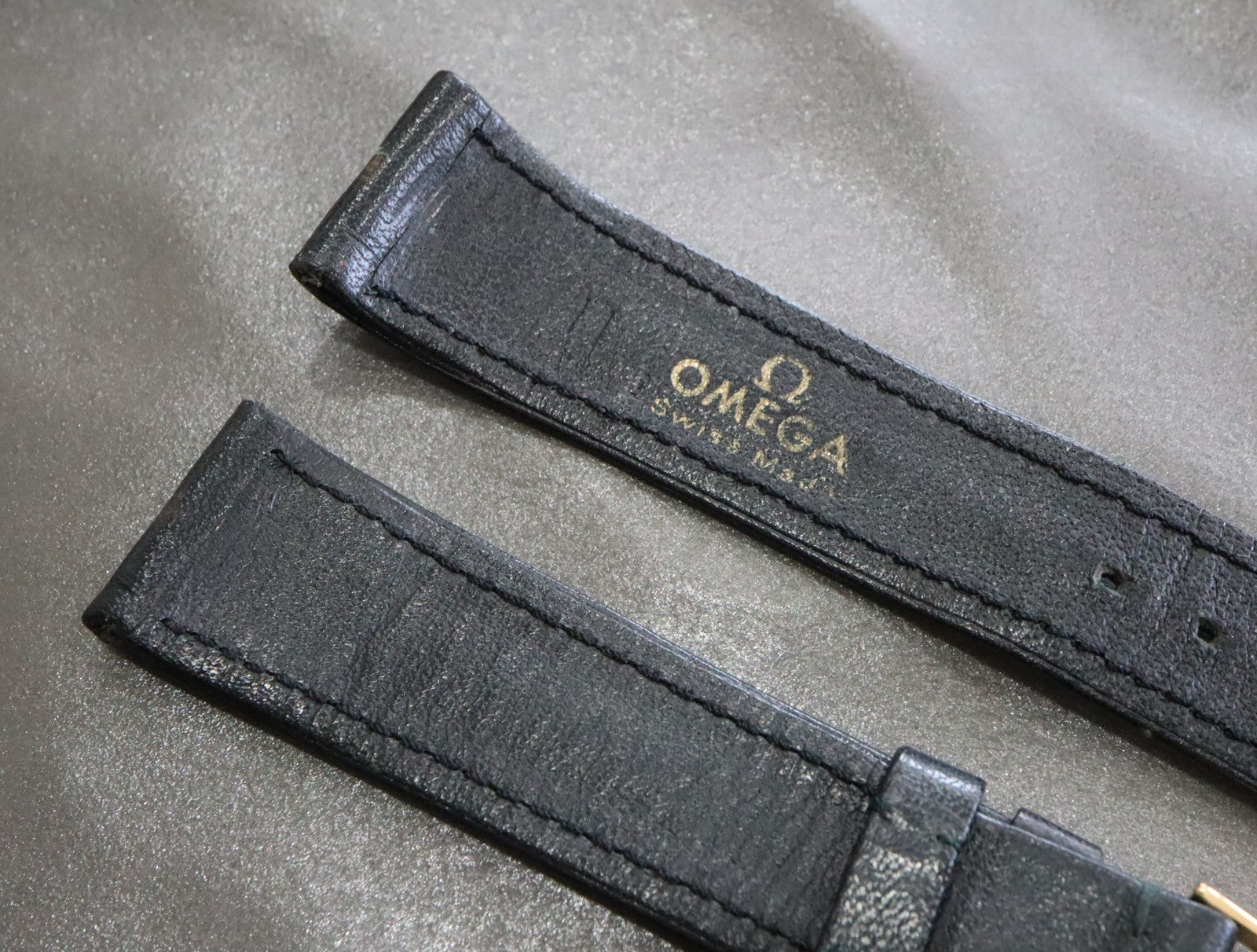 Near MINT OMEGA Genuine Black Leather Strap 19mm Gold Buckle Vintage #2354-2