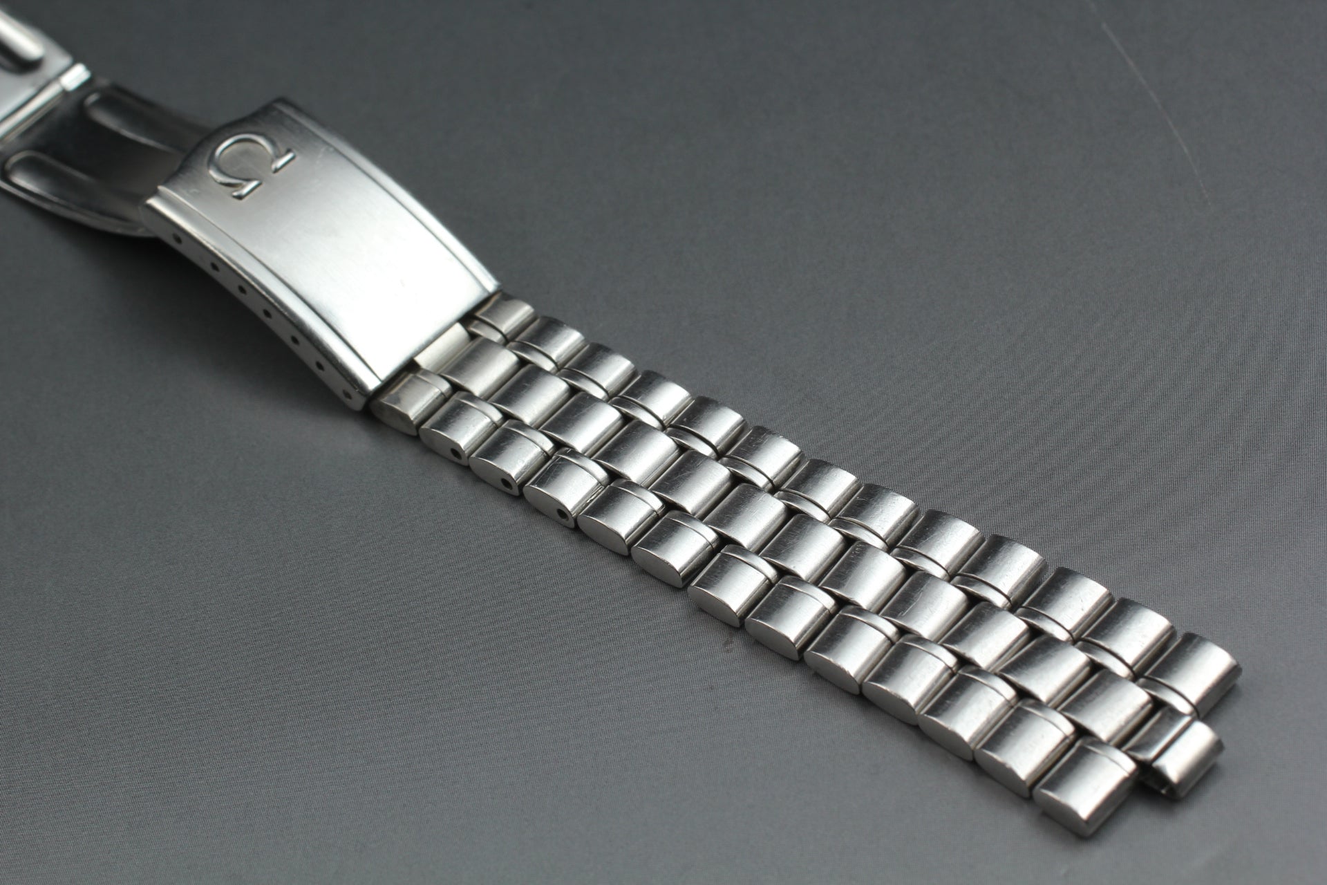 Near MINT OMEGA Bracelet 19mm FF526/1098 Stainless steel Silver Men's Vintage