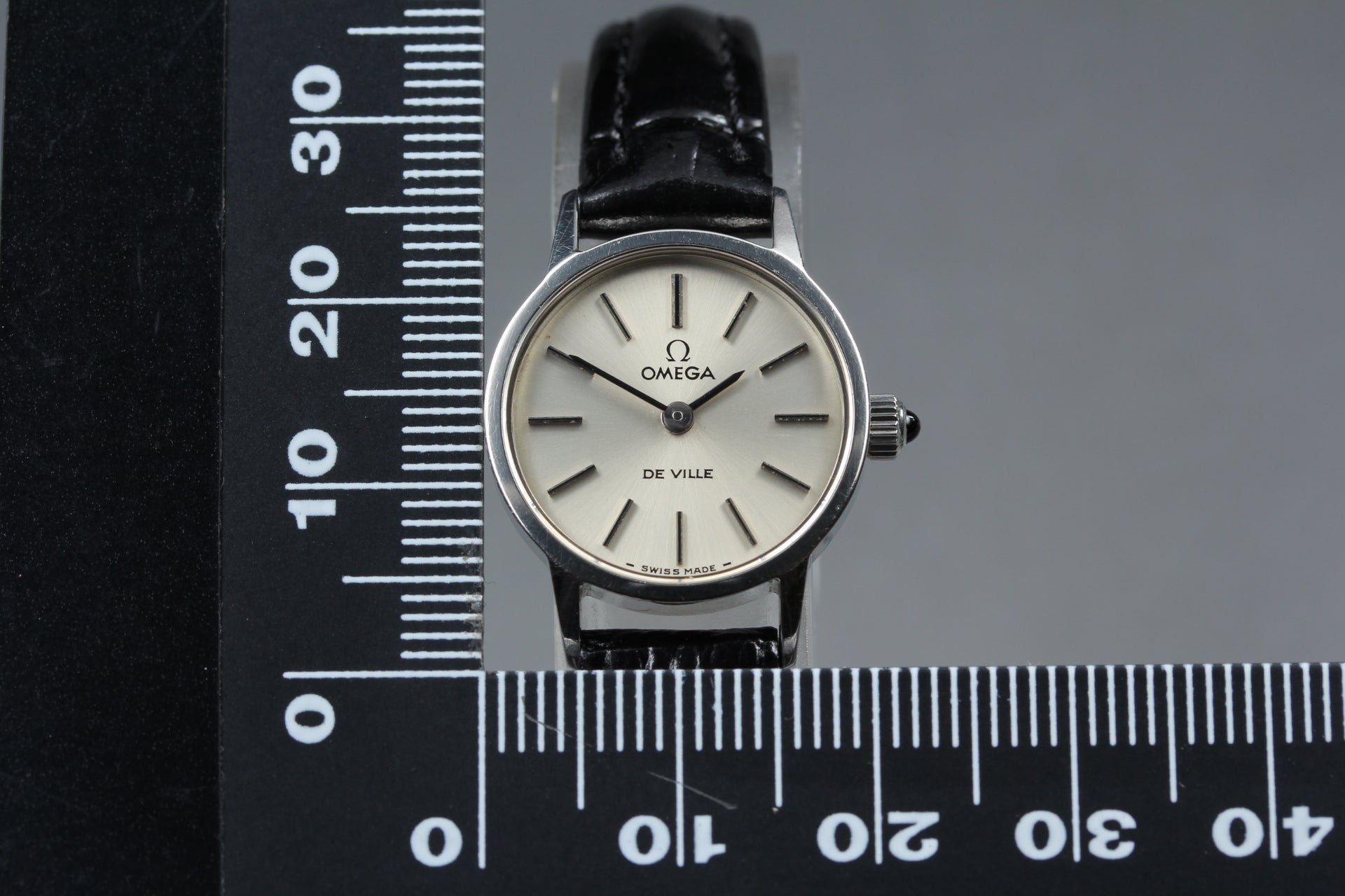 1977 Near MINT OMEGA De Ville 20mm 511.0371 Manual Silver Dial Women's Vintage