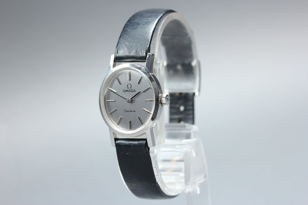 1974 Near MINT OMEGA Geneve 21mm 511.0411 Manual Silver Dial Women's Vintage