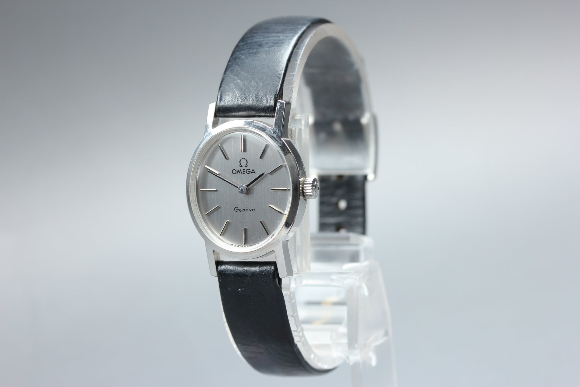 1974 Near MINT OMEGA Geneve 21mm 511.0411 Manual Silver Dial Women's Vintage