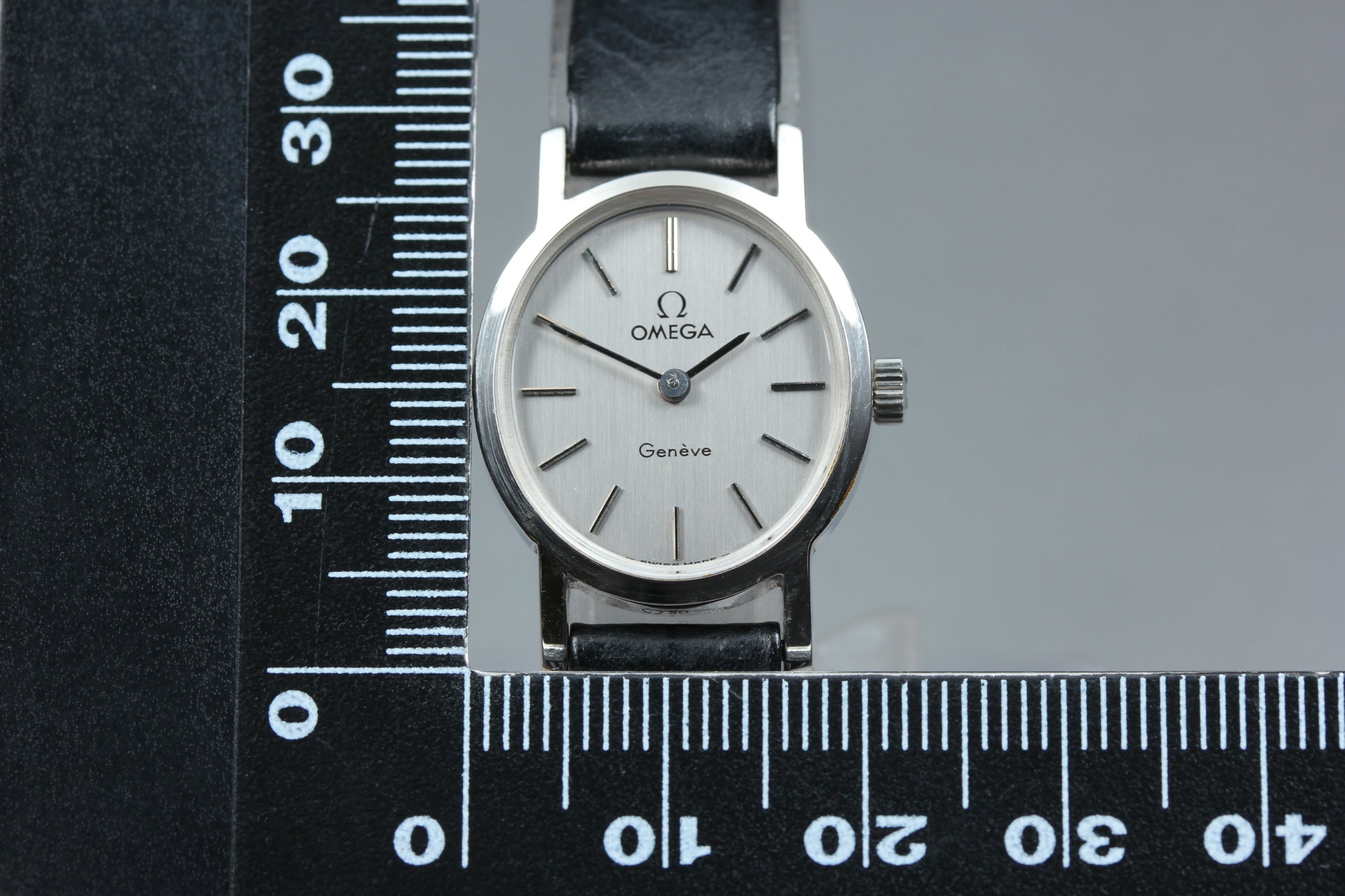 1974 Near MINT OMEGA Geneve 21mm 511.0411 Manual Silver Dial Women's Vintage