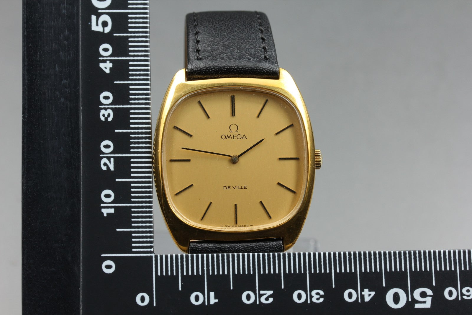 1975 Near MINT OMEGA De Ville 32mm 111.0139 Manual Gold Dial Men's Watch Vintage