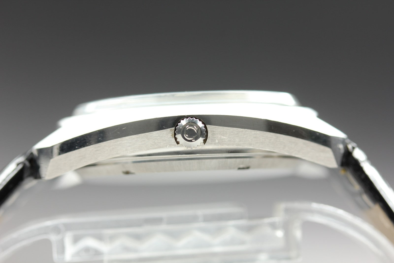 1970 Near MINT OMEGA Geneve f300Hz 38mm 198.030 Quartz Silver Dial Men's Vintage