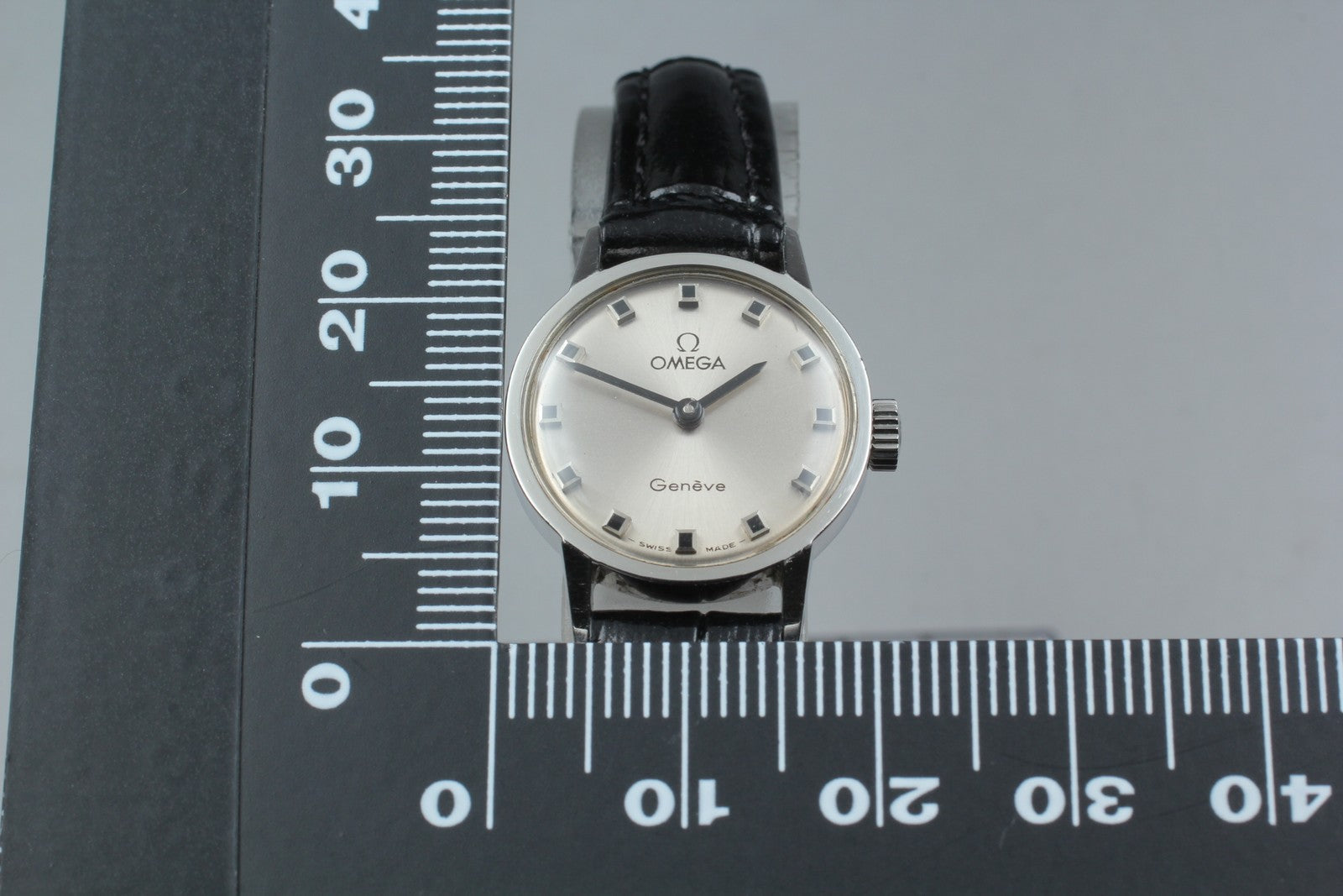 1973 Near MINT OMEGA Geneve 20mm 511.0451 Manual Silver Dial Women's Vintage