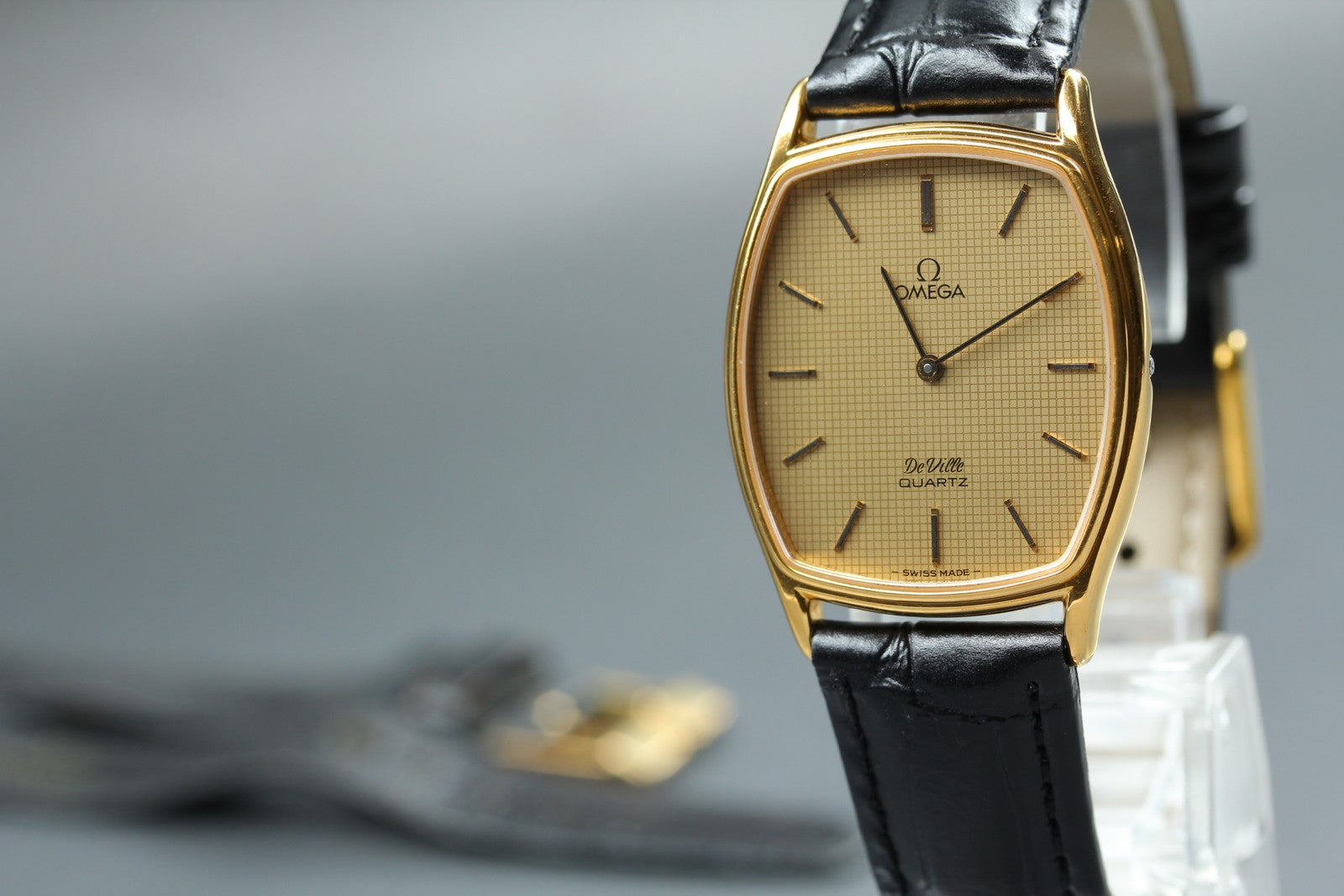 1981 Near MINT OMEGA De Ville 27mm 191.0100.1 Quartz Gold Dial Men's Vintage