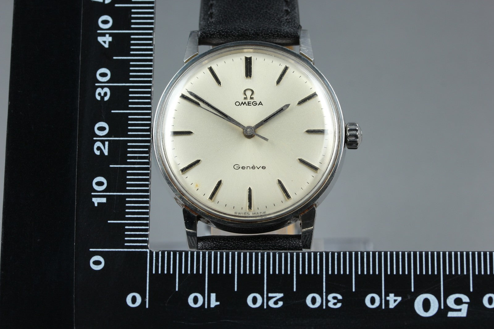 1969 Near MINT OMEGA Geneve 34mm 135.011 Manual Wind Silver Dial Men's Vintage