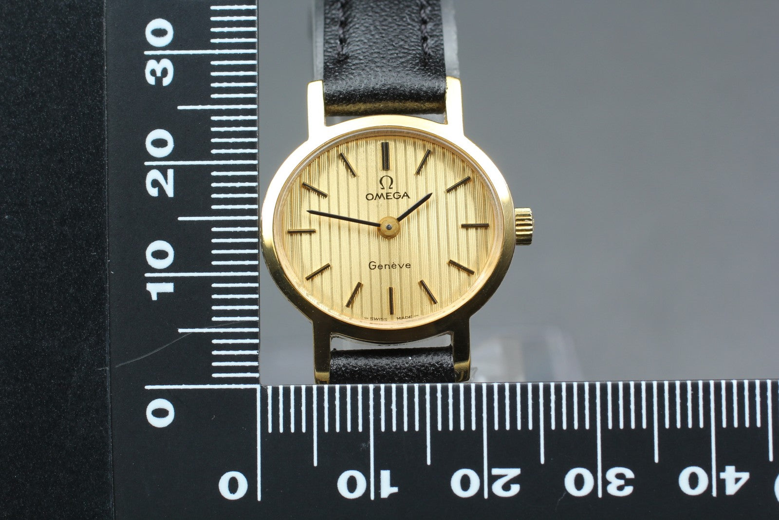 1974 Near MINT OMEGA Geneve 23mm 511.0412 Manual Gold Dial Women's Vintage