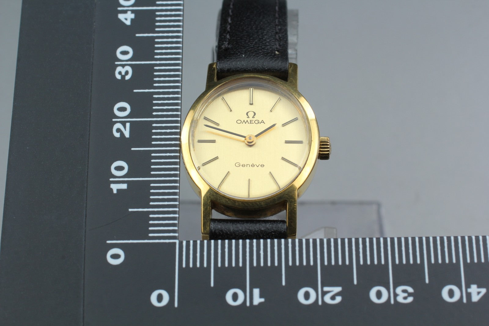 1974 Near MINT OMEGA Geneve 21mm 511.0411 Manual Wind Gold Dial Women's Vintage