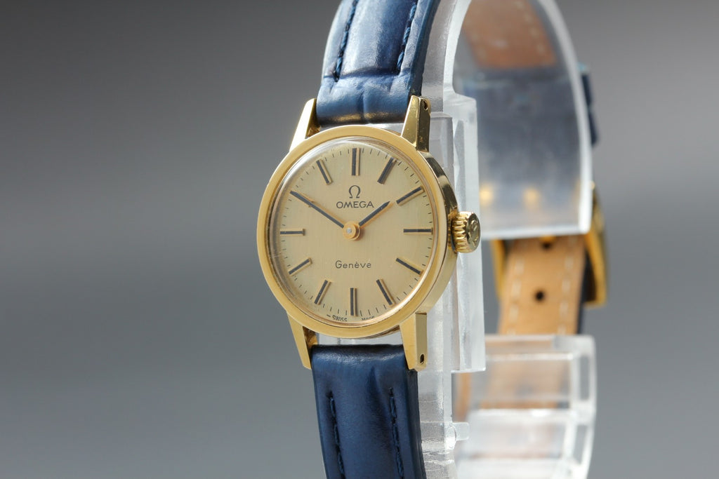 1974 Near MINT OMEGA Geneve 20mm 511.0451 Manual Gold Dial Women's Watch Vintage