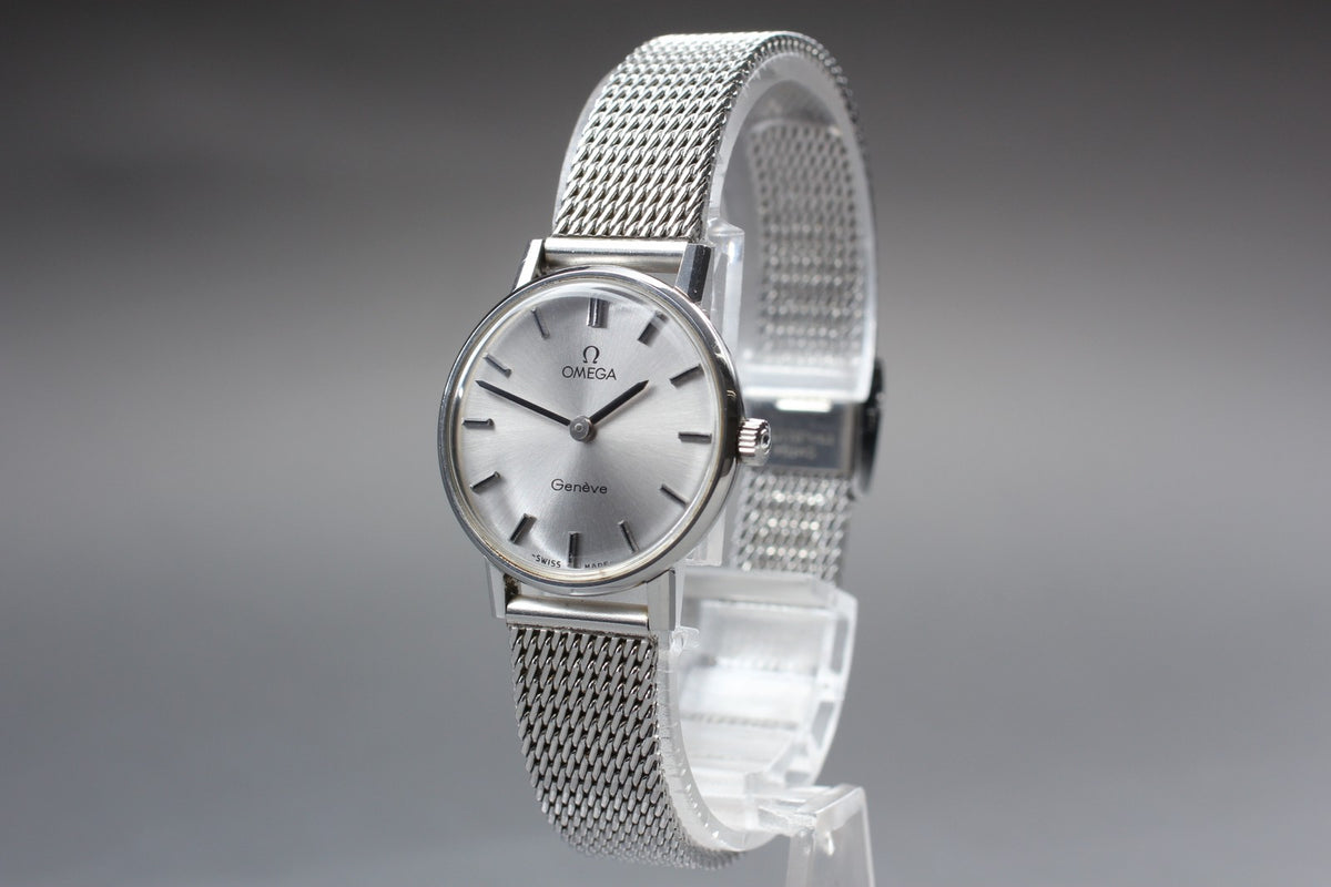 1973 Near MINT OMEGA Geneve 25mm 511.410 Manual Silver Dial Women's Vintage